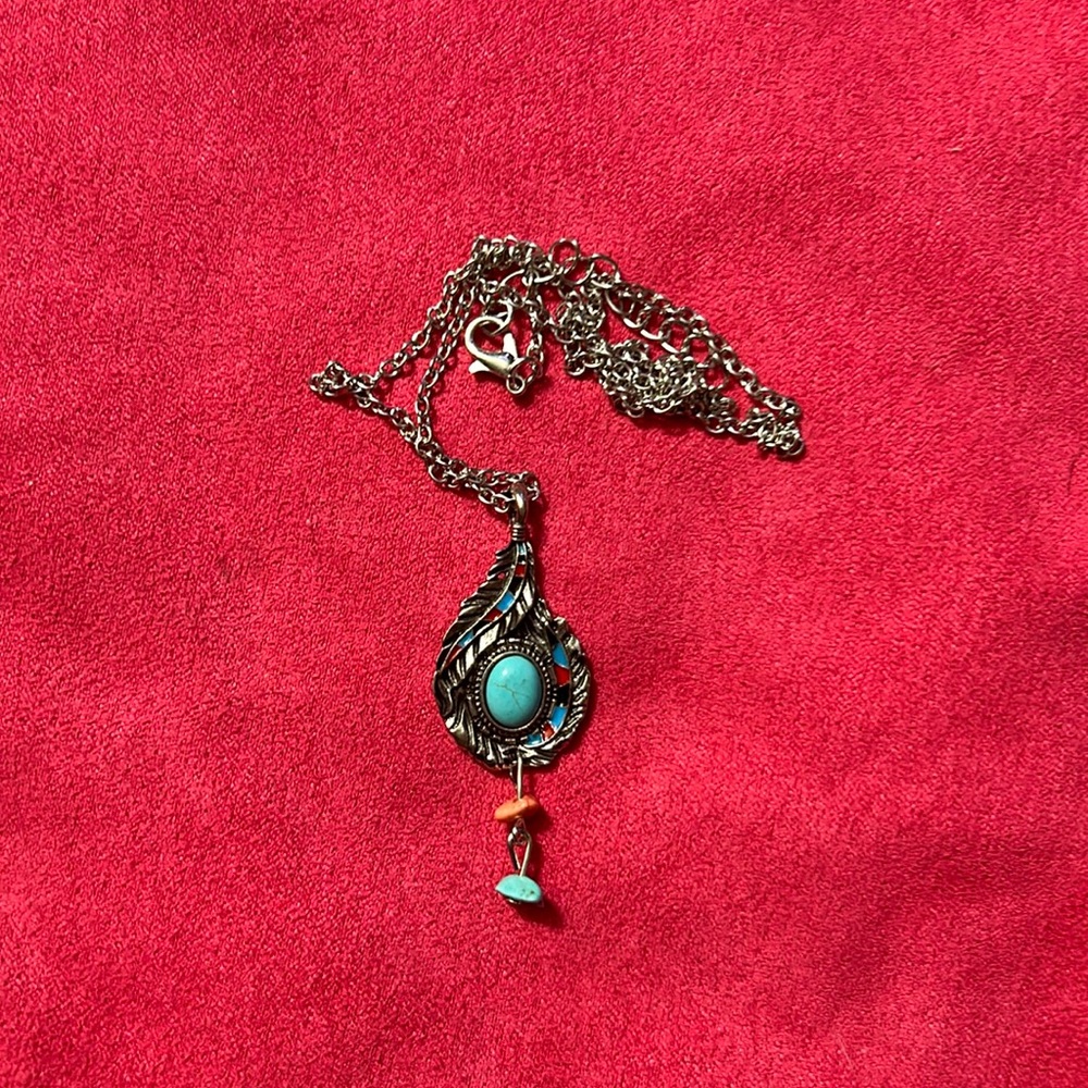 Dangly feather nexklace